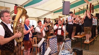 Bild: bnr
Ohne "Bayrisch Blech" steigt in Trausnitz kein Fest. Im Zelt herrschte zwar drückende Schwüle – aber zugleich beste Stimmung.