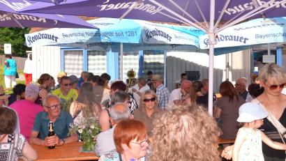 Bild: fvo
Viele Besucher feiern den 100. Geburtstag der Garten- und Blumenfreunde Lennesrieth am Albersriether Dorftreff mit.