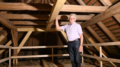Bild: kki
Kirchenpfleger Herbert Argauer zeigt die neuen Balken, die zur Verstärkung des Dachstuhls eingebaut wurden.