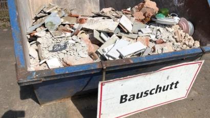 Symbolbild: Stadt Weiden/ Abfallberater Peter Hägler/exb
Ein Anwohner will Bauschutt entfernen, trifft dabei aber ein Auto.