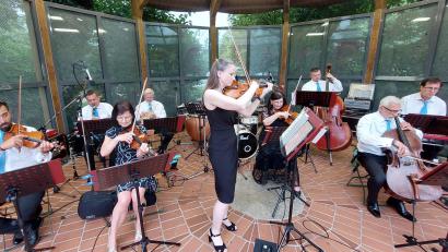 Bild: Kunz
Das Salonorchester Marienbad eröffnet die diesjährigen Weidener Sommerserenaden.