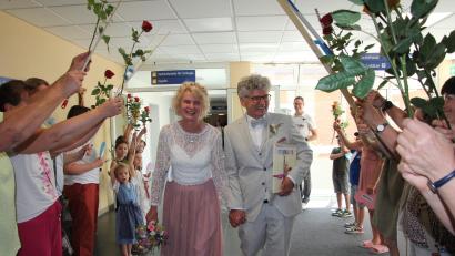 Bild: kro
Volle Freude verlassen Anna und Kurt Weiß nach ihrer Trauung die Krankenhauskapelle.