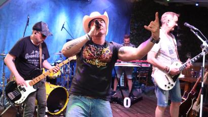 Bild: Kunz
"The Wild Ride" geben ihren Pferden auf der "Live Stage" die Sporen – den Weidener Zuschauern im Live-Stage-Biergarten hat es gefallen.