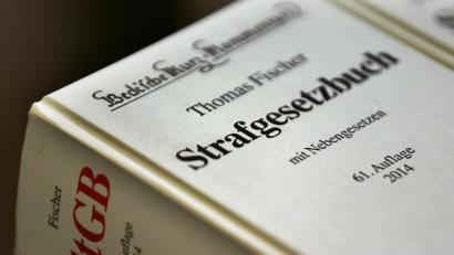 Symbolbild: Oliver Berg/dpa
Das Landgericht Weiden verurteilte den 30-jährigen Angeklagten, der zuvor mehrere Diebstähle gestanden hatte, zu drei Jahren Haft.