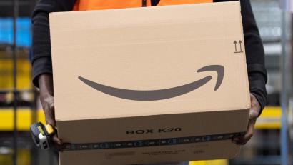 Symbolbild: Sebastian Kahnert/dpa
Dutzende geöffnete Amazon-Pakete lagen im Landkreis Schwandorf am Straßenrand.