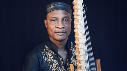 Bild: Adjiri Odametey/exb 
Adjiri Odametey spielt ein Open-Air-Konzert im Kloster Speinshart.