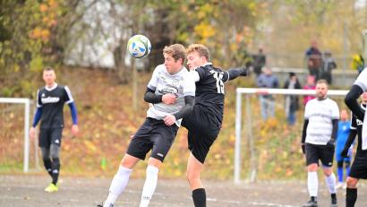 Bild: Schrems, Thomas
Der VfB Arzberg (weiße Trikots, Szene aus der Partie gegen den TSV Waldershof) ist mit der Einteilung der Kreisliga 2 und Kreisklasse 4 im Fußballkreis Hof/Wunsiedel/Tirschenreuth unzufrieden.