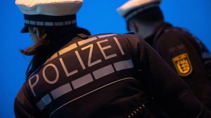 Symbolbild: Marijan Murat/dpa/Symbolbild
Bei einem Streit vor einer Bar in Amberg schlug ein 34-Jähriger eine Scheibe ein und verletzte sich dabei am Arm.