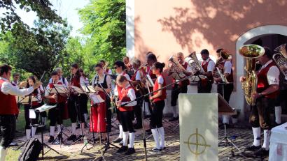 Bild: bjo
Die Blaskapelle „St. Ägidius“ umrahmte den Gottesdienst auf dem Kreuzberg bei Schmidmühlen.