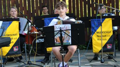 Archivbild: prh
Die Musikschule Neustadt eröffnet die Serenaden-Reihe mit einem Abend voller traditioneller Volksmusik, bei dem zünftige Klänge und junge Talente wie Max Haberkorn auf seiner Steirischen den Ton angeben.