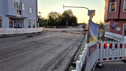 Bild: Hösamer
Die Beer-Kreuzung in Schwandorf muss zwei Wochen länger gesperrt bleiben, als zunächst geplant. Grund sind Schäden an der inneren Naabbrücke (im Hintergrund) Richtung Stadtpark/Hubmannwöhrl.