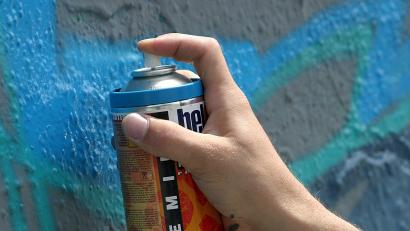 Symbolbild: Tobias Felber/dpa
Unbekannte haben mehrere Häuser in Nabburg mit Graffiti besprüht.