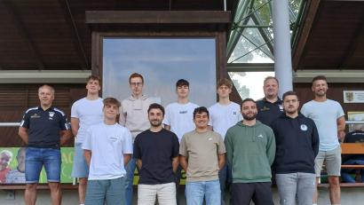 Bild: Verein/TSV Erbendorf
Abteilungsleiter Stefan Klamt (links), sowie Sportlicher Leiter Andreas Häupl (hinten Zweiter von rechts) freuen sich über den neuen Coach Benjamin Scheidler (rechts) sowie die Neuzugänge.