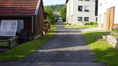 Bild: mmj
Das nicht asphaltierte Teilstück der Ortsstraße “Lindenweg”. Anwohner fordern zumindest eine Aufschotterung der Fahrbahn, um den Lärmpegel bei Durchfahrten zu senken.