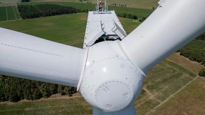Archivbild: Jan Woitas/dpa
Windkraftanlagen der neuen Generation erreichen Gesamthöhen bis zu 270 Meter. Sie erzielen dadurch eine höhere Leistung als die früher üblichen niedrigeren Windräder. Für den Windpark Pilgramshof hat Ortsheimatpfleger Walter Schraml ausgerechnet, dass bei dem am nächsten an Fichtenhof gelegenen Windradstandort die 270 Meter hohe Anlage den nahen Zanzelberg um fast 240 Meter überragen würde.