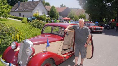 Bild: fvo
Stolz präsentiert der Waldthurner Albert Lindner seinen Mercedes 170. Der Oldtimer und sein Fahrer sind bei der tschechischen "25. Sascha-Kolowrat-Fahrt" mit dabei.