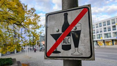 Symbolbild: Patrick Pleul/dpa
Die Stadt Pilsen hat das Alkoholverbot auf 30 weitere Bereiche ausgeweitet.