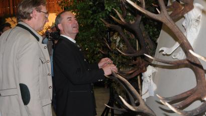 Bild: ge
Jagdminister Hubert Aiwanger bestaunte gemeinsam mit Gastgeber Alexander Flierl die Hirschgeweihe der Saison.