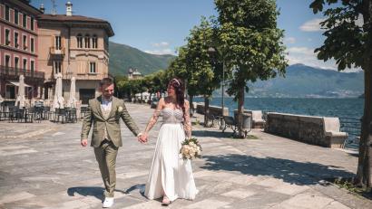 Bild: Malara Fotographia
Dominik und Katharina schlendern glückselig nach der Vermählung am Ufer entlang.