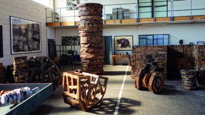 Bild: Ingrid Hartlieb/exb
In ihrer Werkhalle in Haigerloch entsteht, was Bildhauerin Ingrid Hartlieb ab 6. Juli im Museum Lothar Fischer in Neumarkt zeigt.
