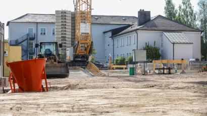 Bild: Wolfgang Steinbacher
Rund um das BRK-Seniorenheim in Vilseck wird gebaut, am 23. Mai ist Grundsteinlegung: Das BRK errichtet hier ein "Seniorenwohnquartier".