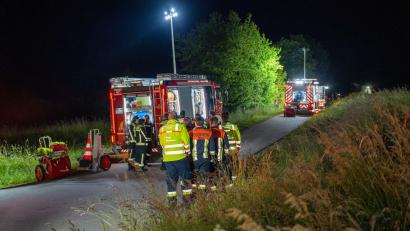 Bild: Lars Haubner/NEWS5/dpa
Rettungskräfte sind an einer Unfallstelle nahe Teunz im Einsatz. Bei dem Unglück mit einem Golfkart nahe Teunz sind zwei Jugendliche gestorben. Vier weitere Personen wurden verletzt, wie die Polizei mitteilte.