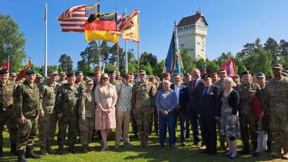 Bild: Norbert Bücherl
Eingerahmt von den angetretenen US-Soldaten mit der Color Guard und der SRK-Vereinsfahne und den teilnehmenden Reservisten von der Kreisgruppe Oberpfalz-Mitte im VdRBw (im Hintergrund) verabschiedete der Markt Freihung, die Reservistenkameradschaft und weitere Institutionen den scheidenden Bataillonskommandeur des US-Partnerschaftsverbandes 18. CSSB, LtCol Nicholas Gauvin mit Familie auf dem Paradefeld vor dem Wasserturm auf dem Truppenübungsplatz Grafenwöhr.
