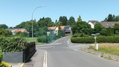 Bild: Bernhard Piegsa
Eine abknickende Vorfahrt an der Kreuzung Reichwein-/Schinnerstraße für den Verkehr von der Bahnhofstraße (von links) zur Wollauer Straße (Hintergrund) sei für die Zeit der Bahnhofstraßensperrung nicht wünschenswert, meinte Bürgermeister Stangl: In diesem Fall müsste hier "Tempo 50" freigegeben werden.