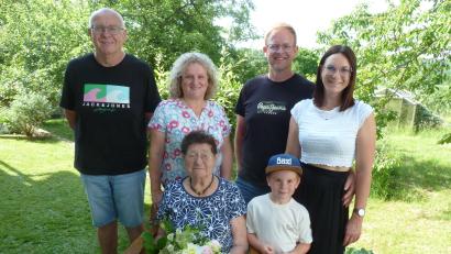 Bild: Robert Birkner
Die Jubilarin Anne Hecht (Mitte) zusammen mit Sohn Edwin und dessen Lebensgefährtin Gerlinde (links) sowie Enkelin Anja (rechts) mit Lebensgefährten Matthias und Urenkel Niklas.