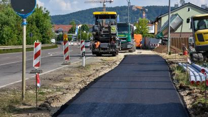 Bild: Stephan Huber
Ein Teil des Geh- und Radwegs an der Vilstalstraße in Kümmersbruck wurde jetzt neu asphaltiert, er kann ab Montag wieder benutzt werden. Hier wurde eine wichtige Wasserleitung erneuert.