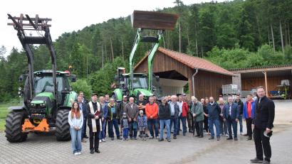 Bild: bö
Viele Hohenburger waren zum Tag der Offenen Tür in den Bauhof gekommen, um bei einem Rundgang und der Segnung des neuen Kommunaltraktors und der PV-Anlage durch Pfarrer Hans-Jürgen Zeitler dabei zu sein. Rechts Bürgermeister Florian Junkes.