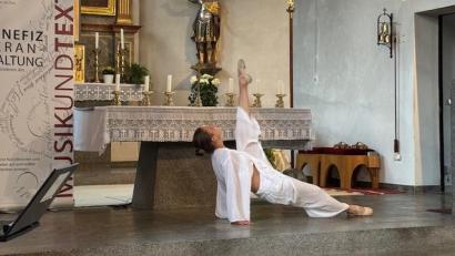 Bild: Werner Landgraf
Marlene Götz tanzte in der Kirche St. Pankratius.