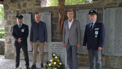 Bild: wel
Der Vorsitzende der Krieger- und Soldatengemeinschaft Christian Schießl (links) und Ehrenvorsitzender Josef Hauer (rechts) sprachen zusammen mit CSU-Vorsitzendem Tobias Ehrenfried (zweiter von links) und Oberst a.D. Jochen Schneider den Soldatinnen und Soldaten am Veteranentag ihre Wertschätzung aus.