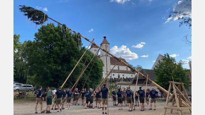 Bild: Felix Schäffer/Freilandmuseum Oberpfalz/exb
In Perschen wird der Kirwabaum mit Muskelkraft aufgestellt.