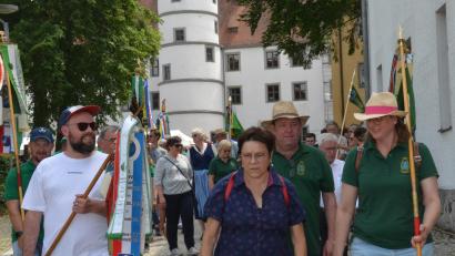 Bild: dob
Gemeinsam mit ihren Wimpeln erwanderten die OWV-Mitstreiter die Stadt. Stadtführerin Angela Bodensteiner führte die Gruppe zu wichtigen Sehenswürdigkeiten.
