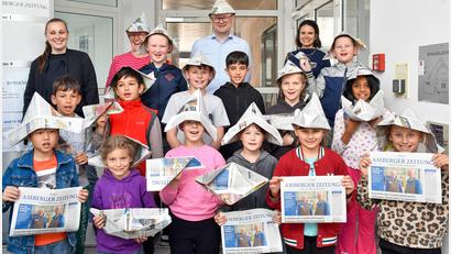 Bild: Petra Hartl
Ein bisschen Spaß muss sein, auch dafür eignet sich die Zeitung prima: Die Klasse 3aG mit ihrer Lehrerin Miriam Bäuml (hinten links) aus der Amberger Barbaraschule wollten wissen, wie "Zeitung gemacht" wird. Die Redakteure Markus Müller (hinten Mitte) und Heike Unger (hinten, Zweite von links) zeigten es ihnen.