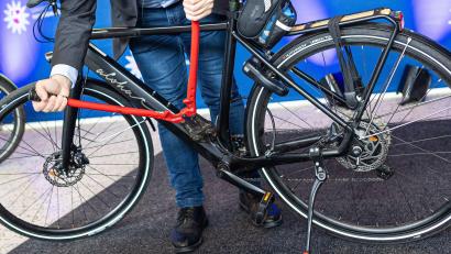 Symbolbild: Moritz Frankenberg/dpa
Auch in der Garage daheim sollte man sein Fahrrad abschließen – aber mit einem guten Schloss. Ein minderwertiges Exemplar kann leicht aufgezwickt werden, wie hier ein Präventions-Experte zeigt.