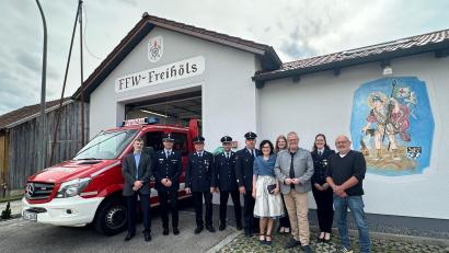 Bild: Stadt Schwandorf/Lara Schmaus
Oberbürgermeister Andreas Feller (Dritter von rechts) machte sich vor Ort ein Bild vom 
umgebauten Feuerwehrhaus der FFW Freihöls, die Ende Juni ihr 125-jähriges Bestehen feiert.