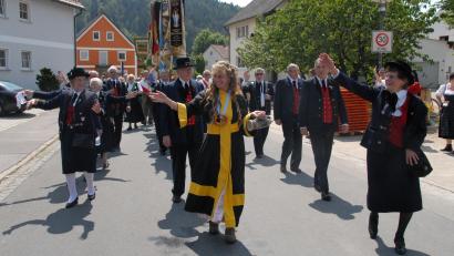 Archivbild: pop
Gut gelaunt, mit dem Münchner Kindl, marschierte die Landsmannschaft beim Festzug der 1000-Jahr-Feier Schmidmühlens im Jahr 2010 mit.