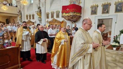 Bild: mab
Der feierliche Einzug beim Pontifikalamt mit dem Augsburger Bischof Bertram Meier in der vollbesetzten Miesbergkirche.