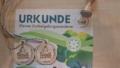 Bild: Holger Kamecke
Wer sich sechs oder sieben Stempel abholt, der bekommt als Belohnung eine Urkunde und eine Silbermedaille, bei acht oder neun Stempeln ist es eine Goldmedaille.