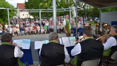 Archivbild: dob
Bestimmt wird auch in diesem Serenadensommer wieder ein Ansturm auf die Serenade mit der Blasmusikgruppe "Die Schlossberger" aus Eslarn im Generationenpark erwartet.