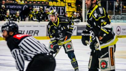 Bild: Philipp Schmitz/exb
Manuel Edfelder (Mitte) wurde am Mittwoch als Neuzugang der Blue Devils Weiden präsentiert. Der Verteidiger wechselt von den Tölzer Löwen aus der Oberliga in die Oberpfalz.