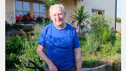 Bild: Robert Dotzauer 
Jubilar Hans Diepold bleibt mit Blick auf seine 85 Lenze bescheiden und gelassen. "Ich war ein Rädchen in einem gelingenden Gemeinschaftswerk", beteuert der "Feuerwehr-Hans". Zum Rentner-Dasein des Selbstversorgers gehört unter anderem die sorgfältige Pflege des Hausgartens.
