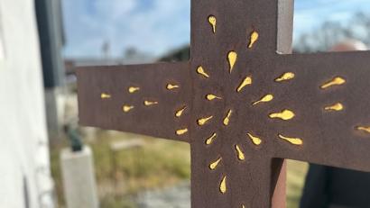 Bild: hdk
Unbekannte Täter haben das Gipfelkreuz am Monte Kaolino in Hirschau beschädigt.