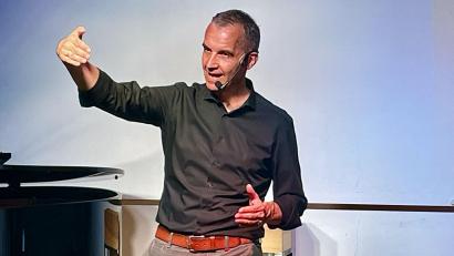 Bild: Gerhard Krones
Stefan Kröll mit seinem Gegenmodell zum klassischen Kabarett unterhielt die Zuhörer über zwei Stunden auf hohem Niveau