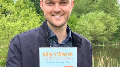Bild: rha
Stadtkämmerer Frederic Pröls mit seinem selbstverfassten Kinderbuch „Villy`s Vilseck – Entdecke deine Heimat“.