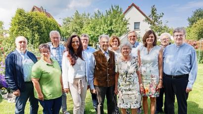 Bild: fpoz
Im Bild von links der Seniorenbeauftragte Gerhard Weber, die Vorsitzende des Obst- und Gartenbauvereins Doris Deubzer, Josef Schraml (Dirigent des Männergesangvereins), Bürgermeisterin Margit Bayer, Sohn Helmut, der Jubilar Alois Keck, seine Tochter Karin, Gattin Anna, Lorenz Weiß vom Männergesangverein, Tochter Waltraud, Peter Müller (Vorsitzender des Männergesangvereins) und Stadtpfarrer Bernd Philipp.