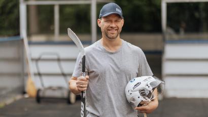 Bild: Sara Neidhardt
"Das erste Auflaufen mit der ersten Mannschaft im Heimstadion, das vergisst du nie": Das Karrieremagazin "work:life OBERPFALZ" hat den Ex-Blue-Devils-Spieler an seinem Arbeitsplatz und im Weidener Eisstadion besucht.