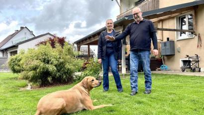 Bild: Gabi Schönberger
Seit acht Jahren betreiben Sabine und Bernd Wilke eine Hundepension. Ihr Hund Peanut ist immer mit dabei.